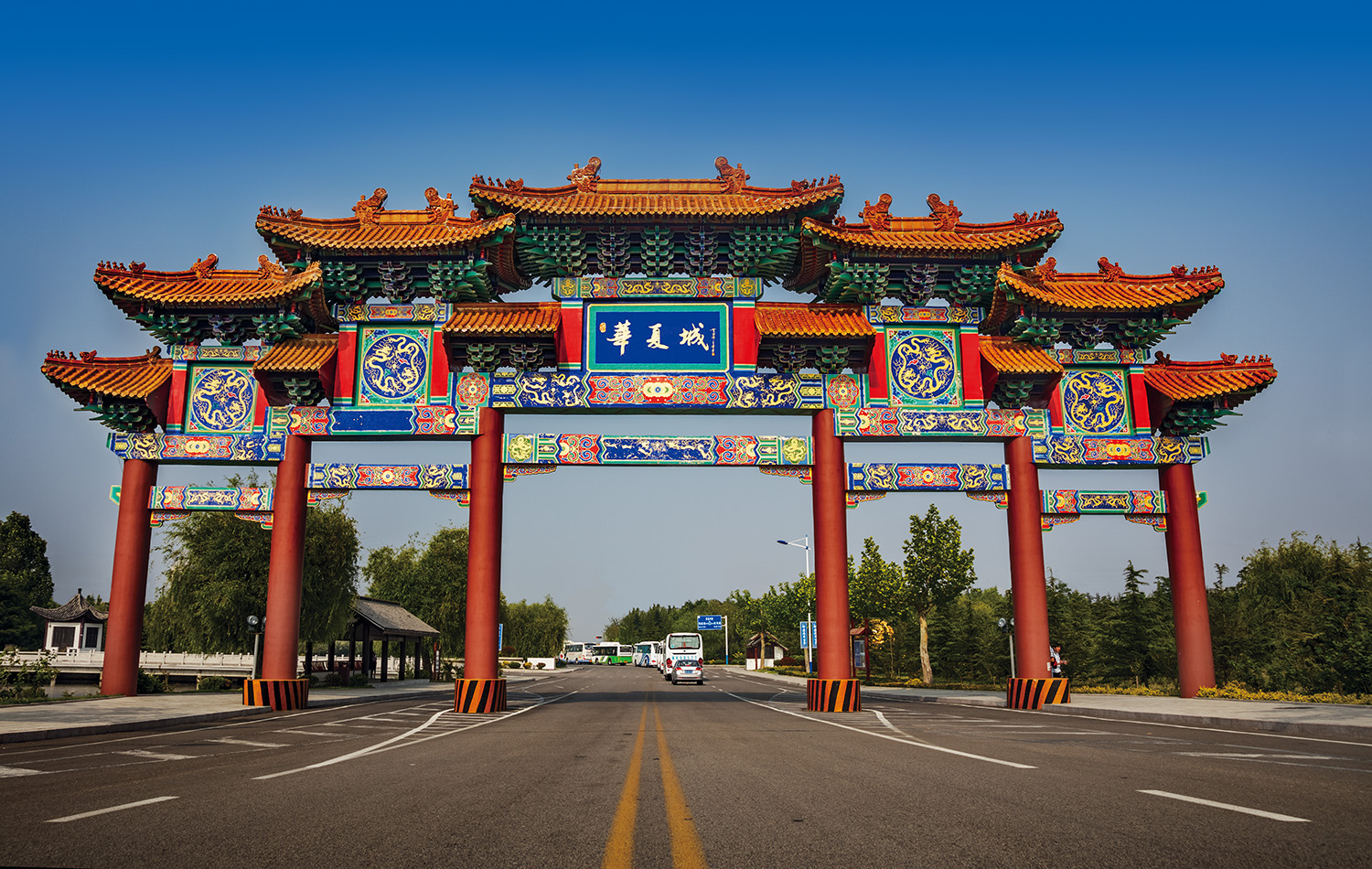 威海(hai)華(hua)夏城(cheng)牌(pai)坊(fang)